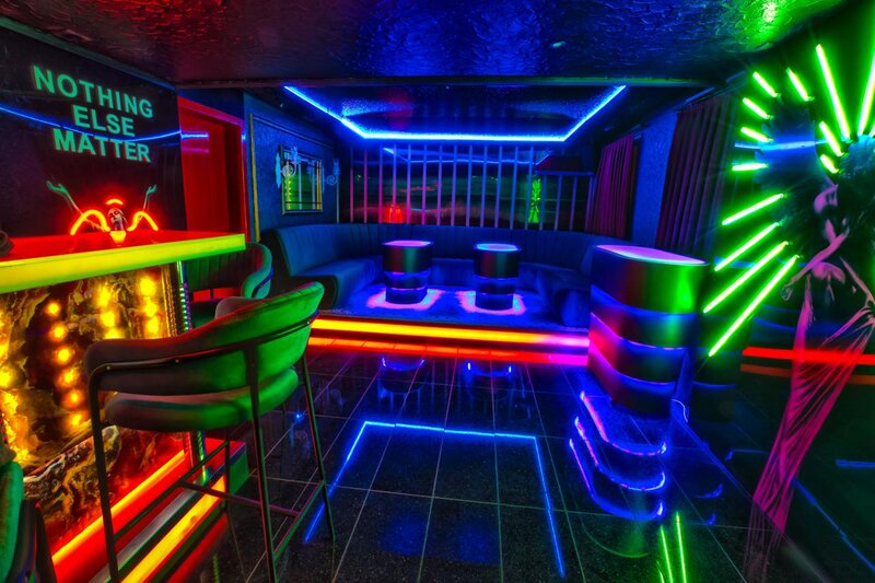 Tinere sociabile, dragute, cu simtul umorului.